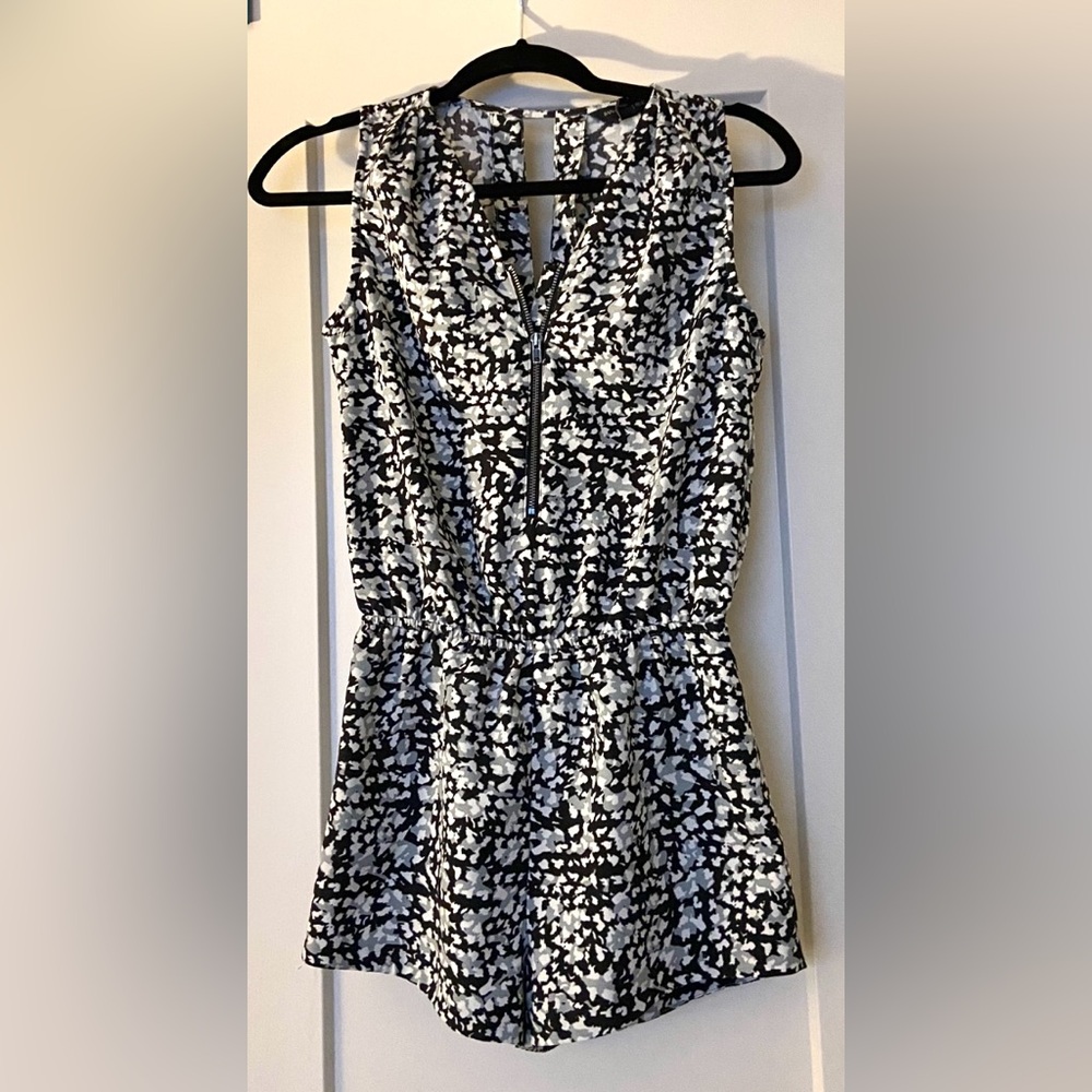 BANANA REPUBLIC - Pattern zip front romper women petite size 0